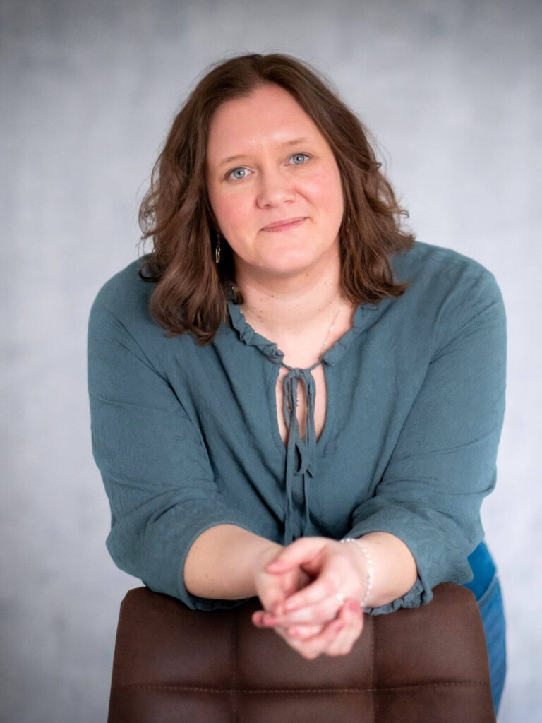 Porträt von Ramona Steigenberger, Anbieterin für philosophisch-psychologische Beratung und Workshops, lächelnd in blaugrüner Bluse.