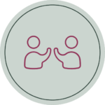 Icon für philosophisch-psychologische Beratung – zwei Personen im Gespräch, stilisiert in himbeer-rot auf hellem Hintergrund